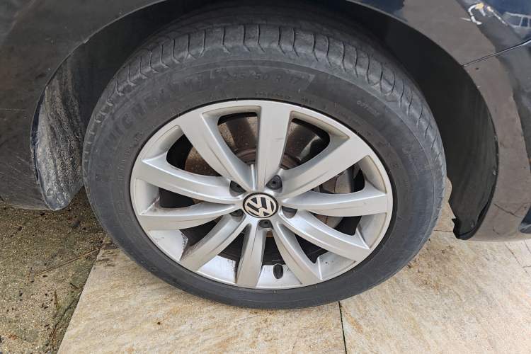 Used Volkswagen Sharan 2014 2.0 TSI Comfort Model Right Front Wheel Hub