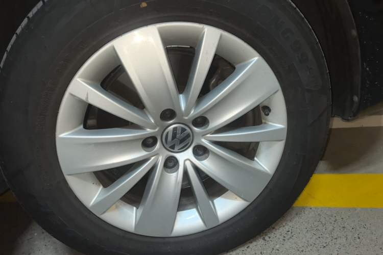 Used Volkswagen Sharan 2014 2.0 TSI Standard Model Right Front Wheel Hub