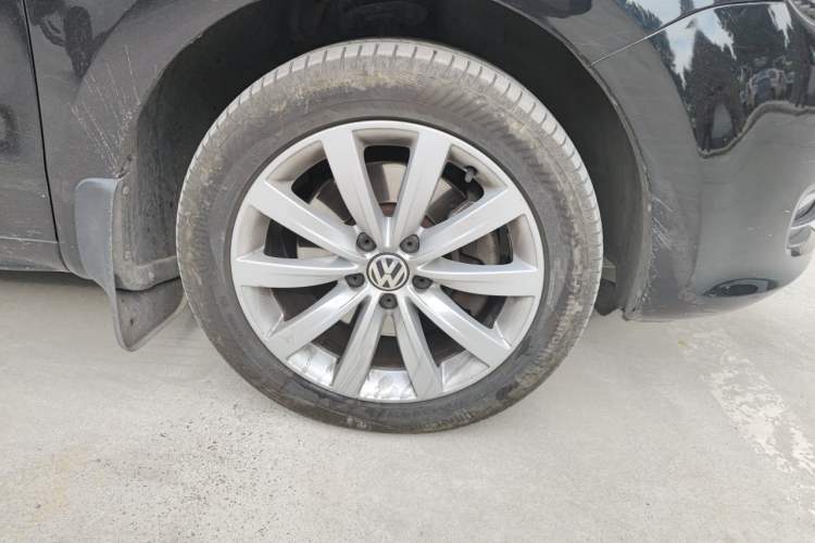 Used Volkswagen Sharan 2014 2.0 TSI Comfort Model Right Front Wheel Hub