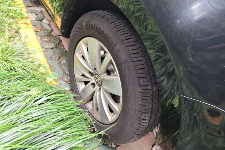 Used Volkswagen Sharan 2014 2.0 TSI Standard Model Right Front Wheel Hub