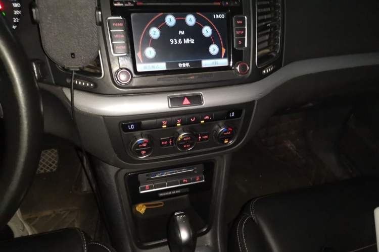 Used Volkswagen Sharan 2014 2.0 TSI Standard Model Audio And AC Panel
