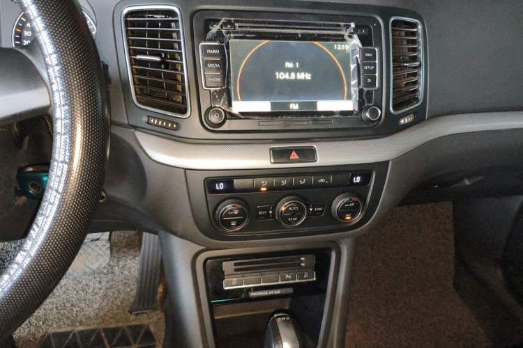 Used Volkswagen Sharan 2014 2.0 TSI Standard Model Audio And AC Panel