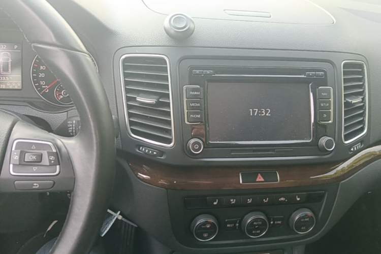 Used Volkswagen Sharan 2014 2.0 TSI Comfort Model Audio And AC Panel