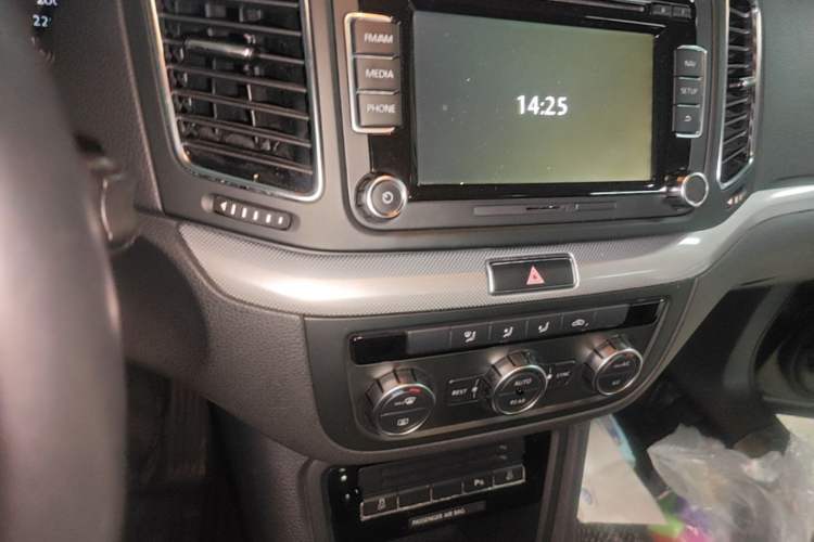Used Volkswagen Sharan 2014 2.0 TSI Standard Model Audio And AC Panel