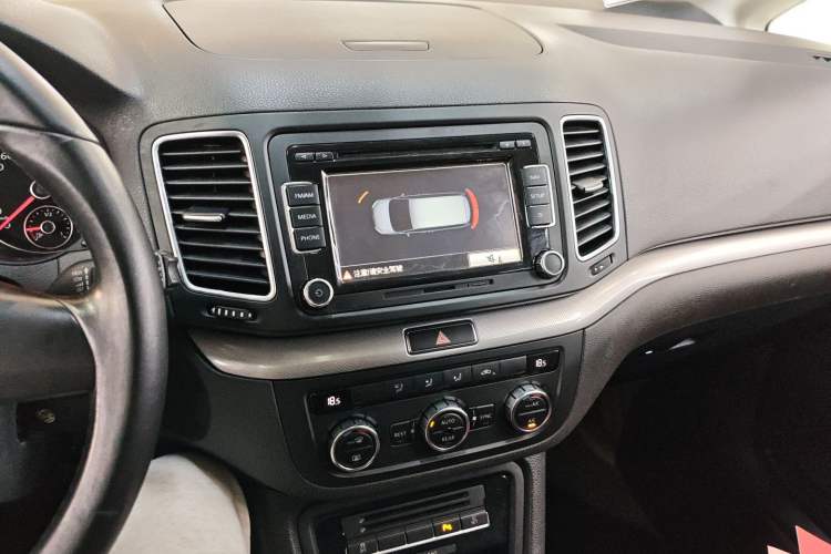 Used Volkswagen Sharan 2014 2.0 TSI Standard Model Audio And AC Panel