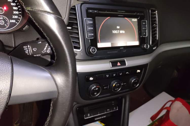Used Volkswagen Sharan 2014 2.0 TSI Standard Model Audio And AC Panel