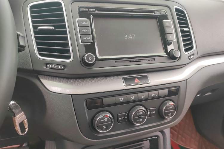 Used Volkswagen Sharan 2014 2.0 TSI Standard Model Audio And AC Panel