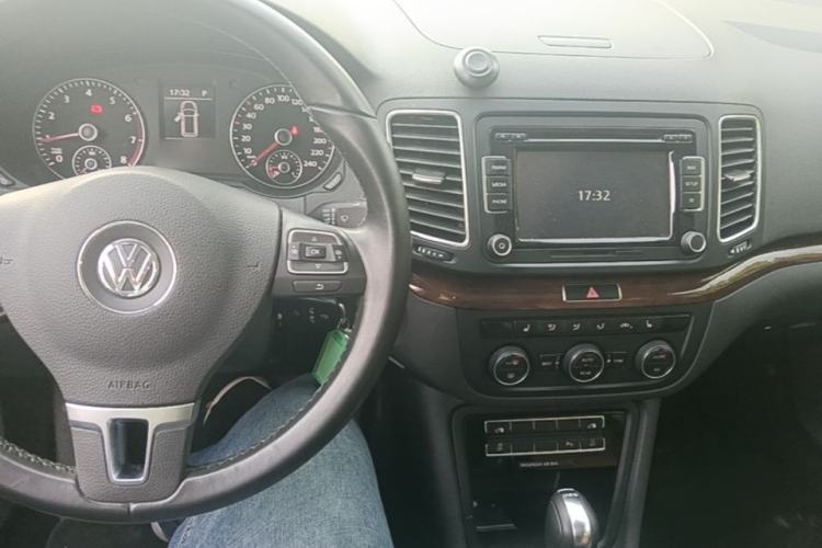 Used Volkswagen Sharan 2014 2.0 TSI Comfort Model Center Console