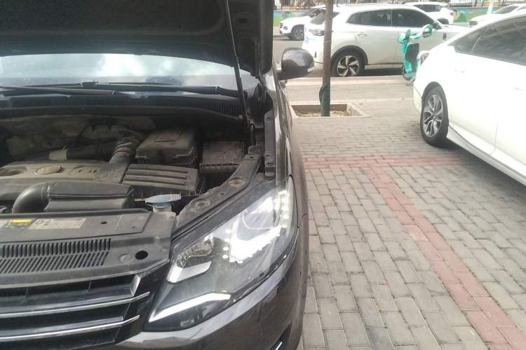 Used Volkswagen Sharan 2014 2.0 TSI Luxury Model Engine Bay Left