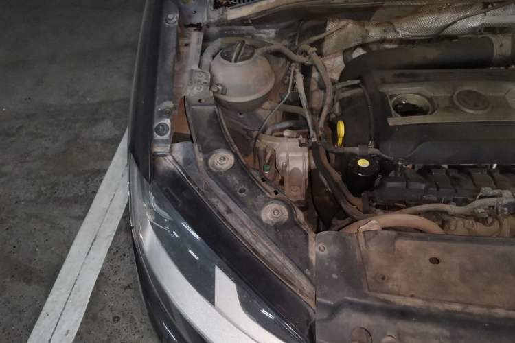 Used Volkswagen Sharan 2014 2.0 TSI Standard Model Engine Bay Right