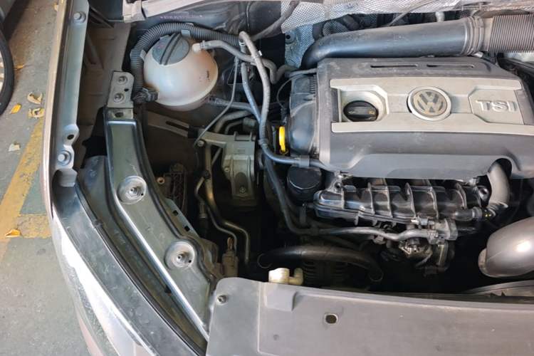 Used Volkswagen Sharan 2014 2.0 TSI Comfort Model Engine Bay Right