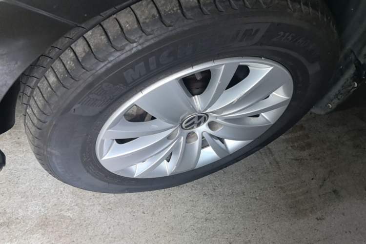 Used Volkswagen Sharan 2014 2.0 TSI Standard Model Left Front Wheel Hub