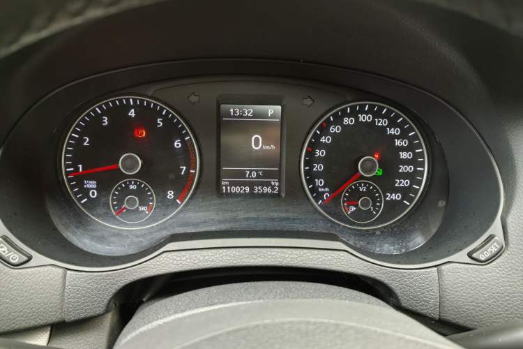 Used Volkswagen Sharan 2014 2.0 TSI Standard Model Odometer Close Up
