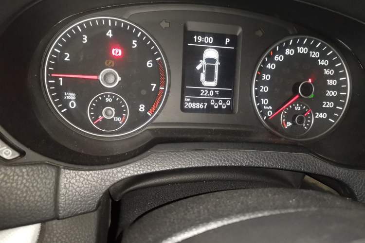 Used Volkswagen Sharan 2014 2.0 TSI Standard Model Odometer Close Up