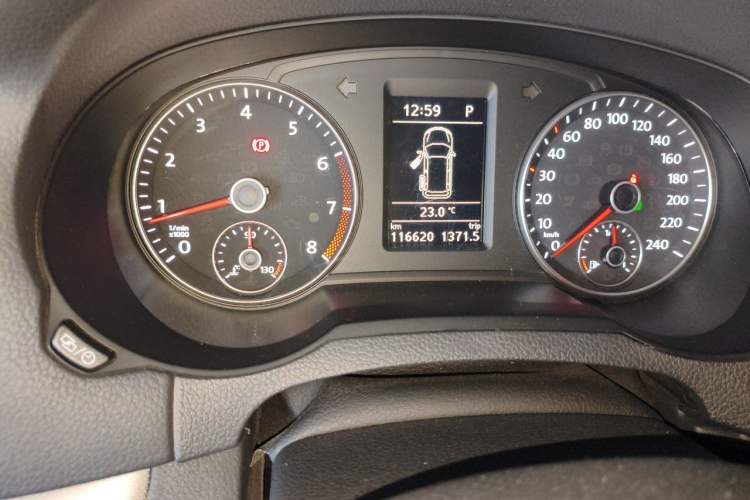Used Volkswagen Sharan 2014 2.0 TSI Standard Model Odometer Close Up