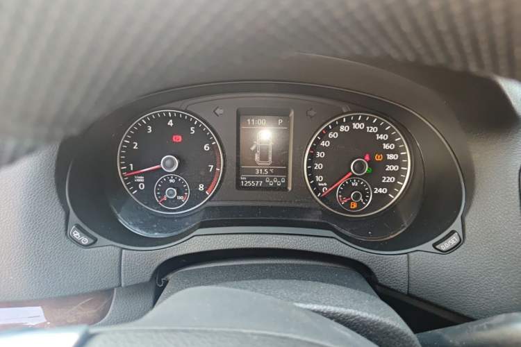 Used Volkswagen Sharan 2014 2.0 TSI Comfort Model Odometer Close Up