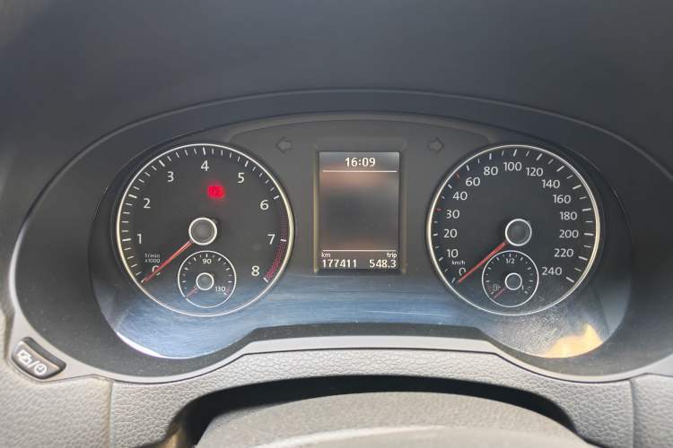 Used Volkswagen Sharan 2014 2.0 TSI Standard Model Odometer Close Up