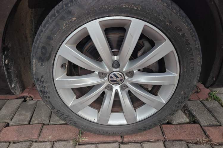 Used Volkswagen Sharan 2014 2.0 TSI Comfort Model Right Front Wheel Hub