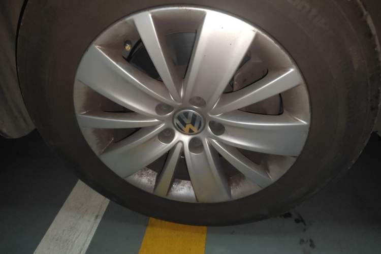 Used Volkswagen Sharan 2014 2.0 TSI Standard Model Right Front Wheel Hub