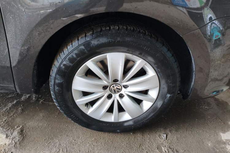 Used Volkswagen Sharan 2014 2.0 TSI Standard Model Right Front Wheel Hub