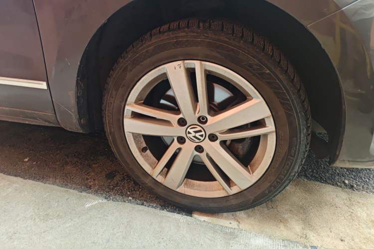 Used Volkswagen Sharan 2014 2.0 TSI Comfort Model Right Front Wheel Hub