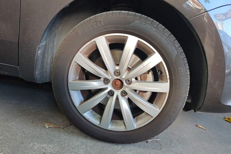 Used Volkswagen Sharan 2014 2.0 TSI Comfort Model Right Front Wheel Hub