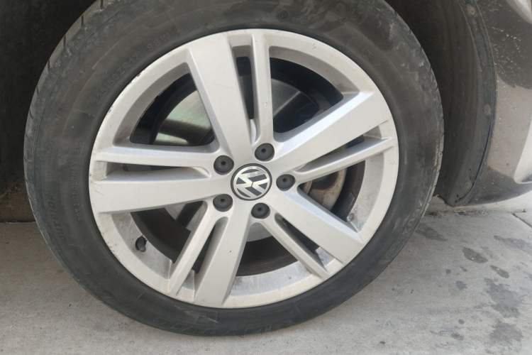 Used Volkswagen Sharan 2014 2.0 TSI Luxury Model Right Front Wheel Hub