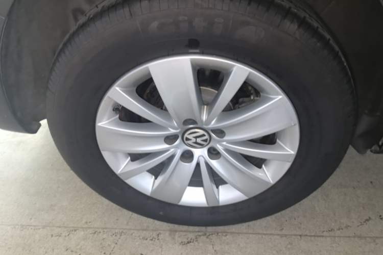 Used Volkswagen Sharan 2014 2.0 TSI Standard Model Right Rear Wheel Hub