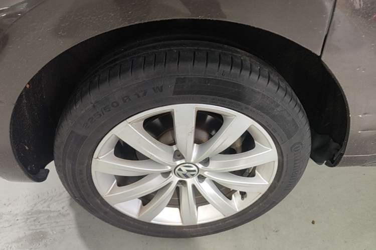 Used Volkswagen Sharan 2014 2.0 TSI Luxury Model Right Rear Wheel Hub