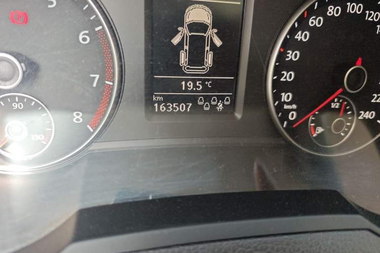 Used Volkswagen Sharan 2014 2.0 TSI Standard Model Odometer Close Up