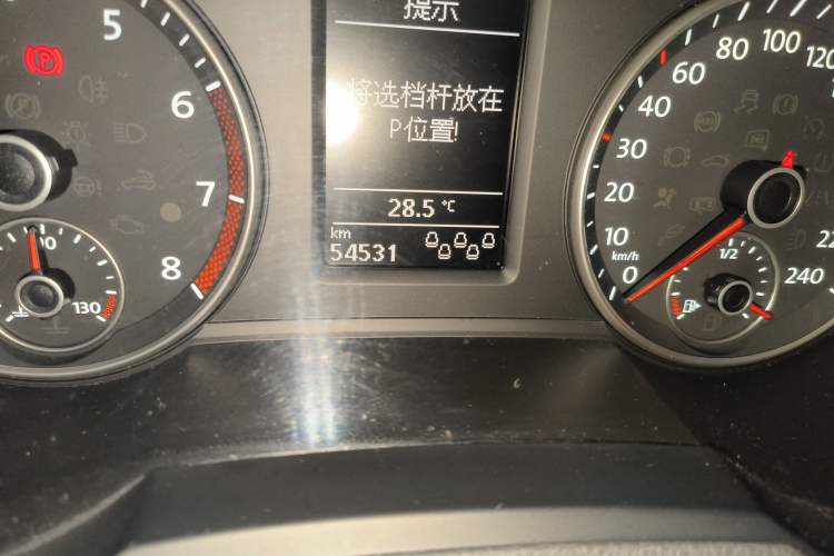 Used Volkswagen Sharan 2014 2.0 TSI Standard Model Odometer Close Up