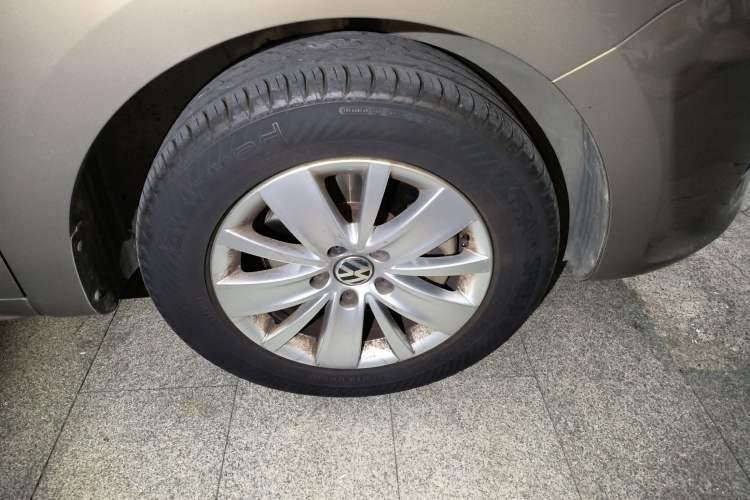 Used Volkswagen Sharan 2014 2.0 TSI Standard Model Right Front Wheel Hub
