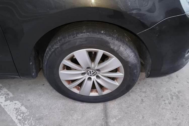 Used Volkswagen Sharan 2014 2.0 TSI Standard Model Right Front Wheel Hub