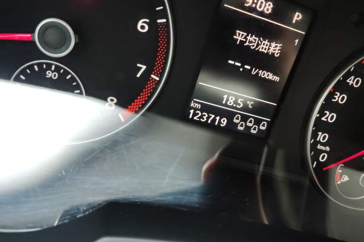 Used Volkswagen Sharan 2014 2.0 TSI Comfort Model Odometer Close Up