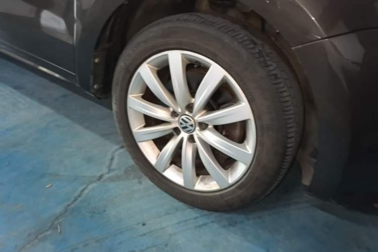 Used Volkswagen Sharan 2014 2.0 TSI Comfort Model Right Front Wheel Hub