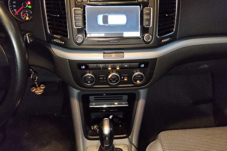 Used Volkswagen Sharan 2014 2.0 TSI Standard Model Audio And AC Panel