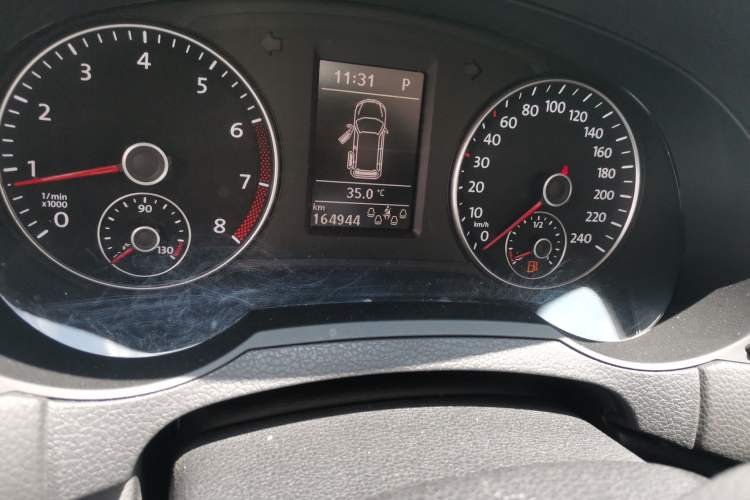 Used Volkswagen Sharan 2014 2.0 TSI Standard Model Odometer Close Up