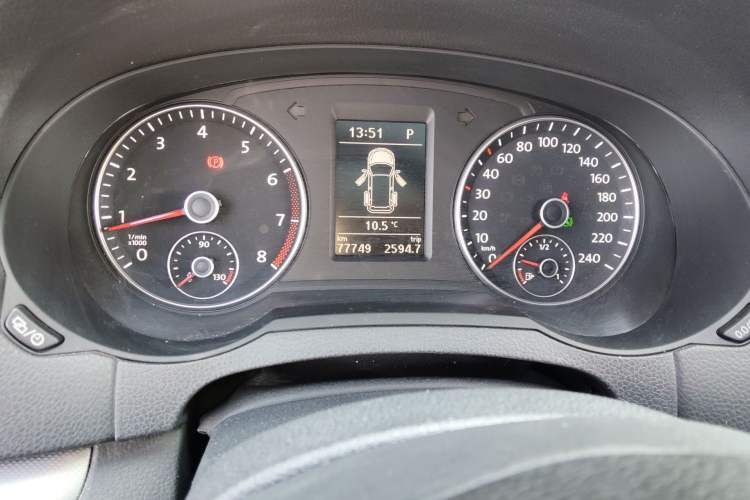 Used Volkswagen Sharan 2014 2.0 TSI Standard Model Odometer Close Up