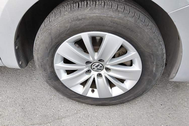 Used Volkswagen Sharan 2014 2.0 TSI Standard Model Right Front Wheel Hub