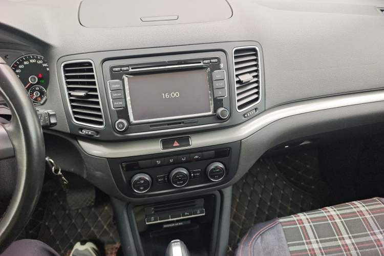 Used Volkswagen Sharan 2014 2.0 TSI Standard Model Audio And AC Panel