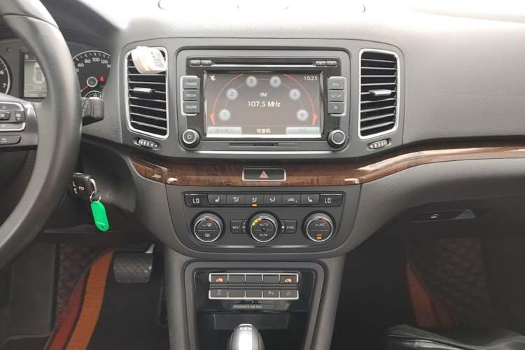 Used Volkswagen Sharan 2014 2.0 TSI Comfort Model Audio And AC Panel
