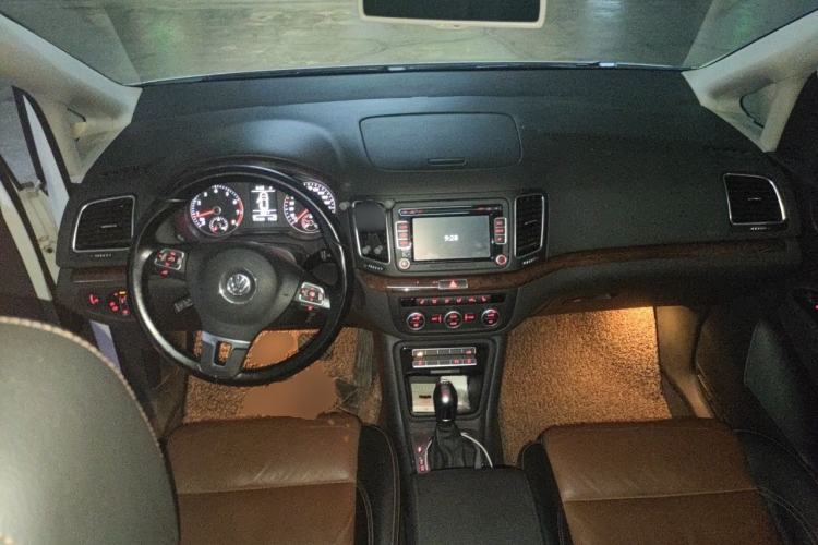 Used Volkswagen Sharan 2014 2.0 TSI Comfort Model Center Console