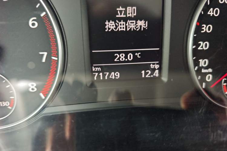 Used Volkswagen Sharan 2014 2.0 TSI Standard Model Odometer Close Up