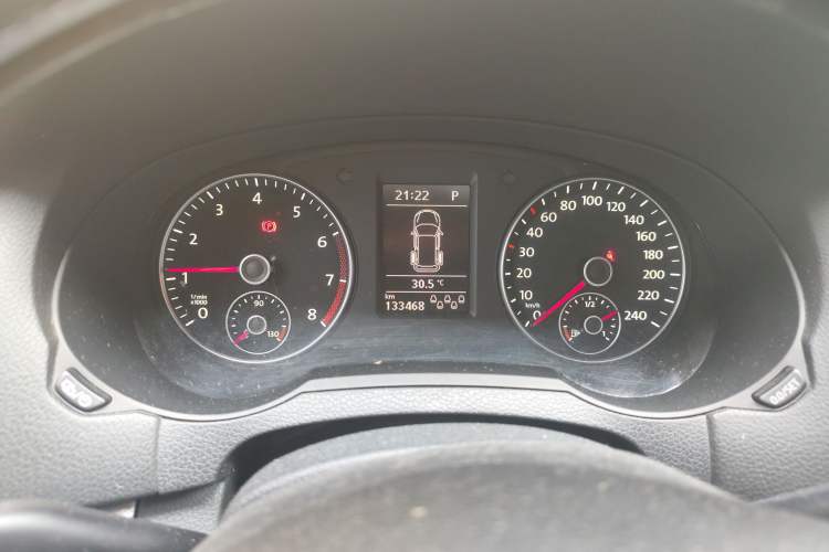 Used Volkswagen Sharan 2014 2.0 TSI Standard Model Odometer Close Up
