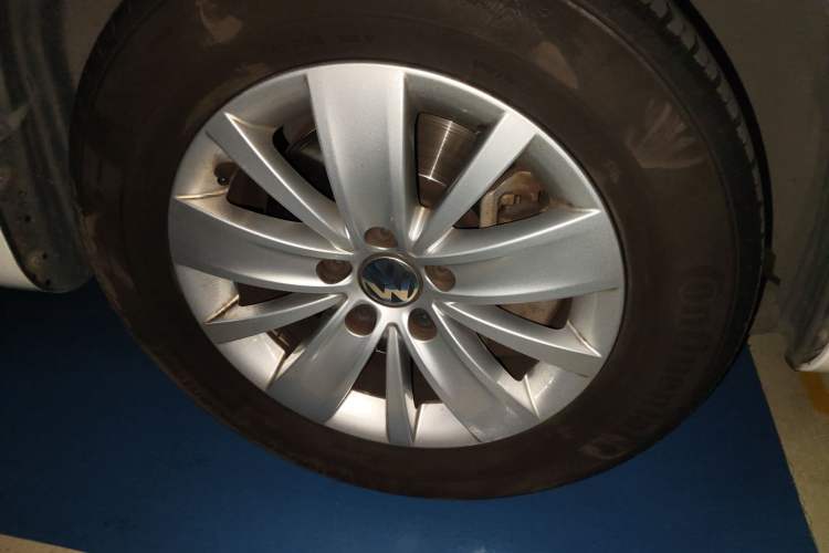 Used Volkswagen Sharan 2014 2.0 TSI Standard Model Right Front Wheel Hub