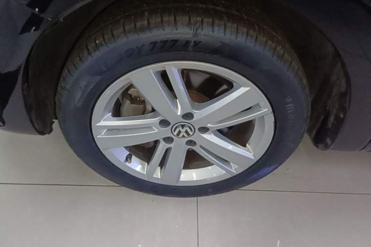 Used Volkswagen Sharan 2015 1.8TSI Comfort Model Left Front Wheel Hub