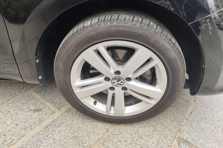 Used Volkswagen Sharan 2015 1.8TSI Comfort Model Right Front Wheel Hub