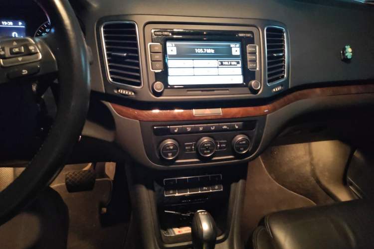 Used Volkswagen Sharan 2015 1.8TSI Comfort Model Audio And AC Panel