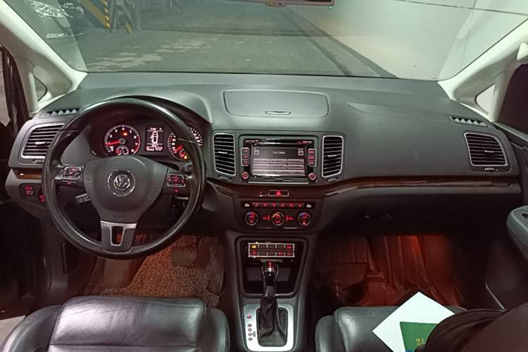 Used Volkswagen Sharan 2015 1.8TSI Comfort Model Center Console
