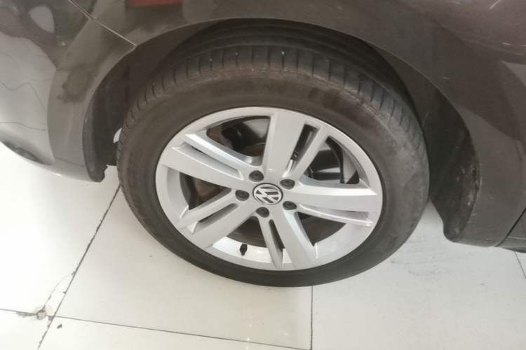 Used Volkswagen Sharan 2015 1.8TSI Comfort Model Left Front Wheel Hub